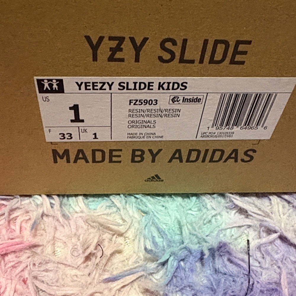 Adidas Kids YZY Slide in Light Green - Picture 2 of 9